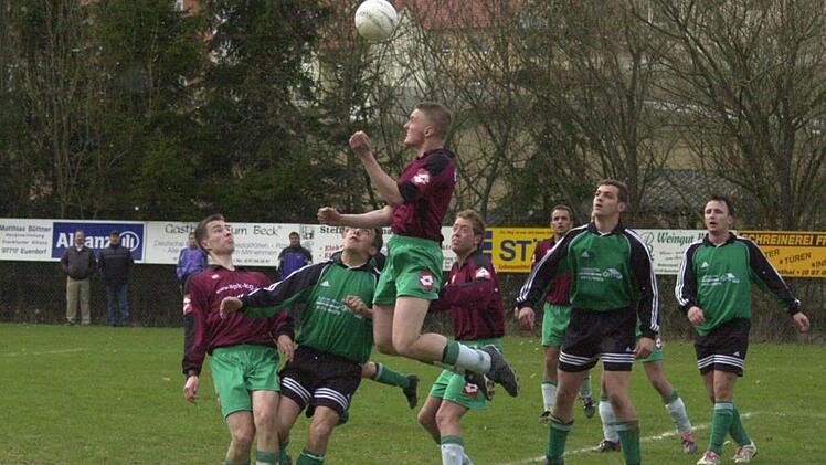 Vorbildliche Kopfball-Technik zeigt hier Ramsthals Patrick Seufert. Der kraftvolle Sprung wird bestaunt von (von links) Alexander Unsleber, Haards Manfred Hillenbrand und Holger Sp&auml;th. Foto: Oliver Kleinhenz