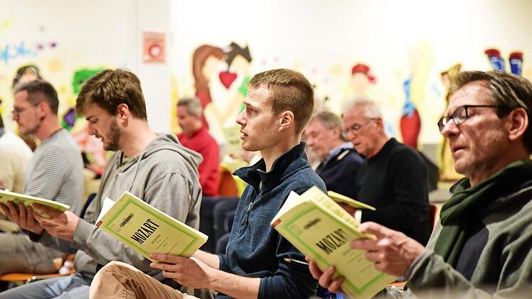 Die Bassstimmen des Chors bei der Probe
