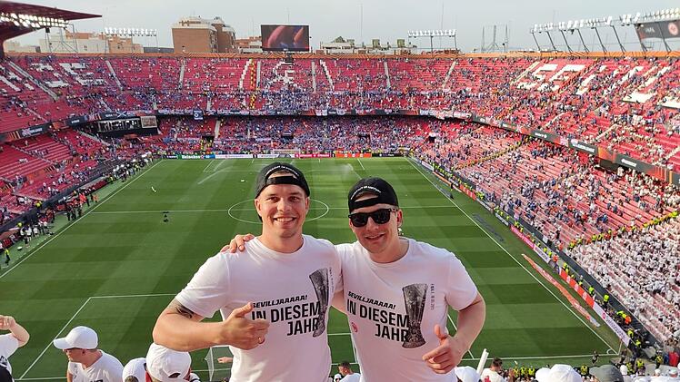 Spätestens hier war den Lieb-Brüdern Lukas (links) und Fabian klar: Wir sind live dabei beim Europa-League-Finale in Sevilla. Später bejubelten die Fuchsstädter den Sieg der Eintracht im Elfmeterschießen über die Glasgow Rangers. Fotos: privat