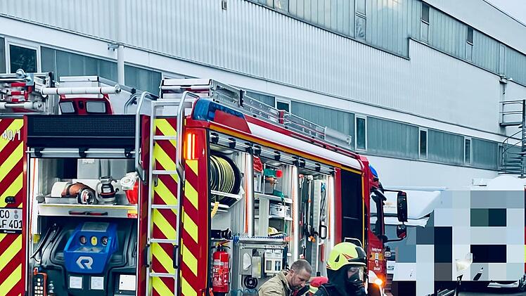 D&ouml;rfles-Esbach: Brand in Kartonagenfabrik bei Coburg - "Erh&ouml;hte Alarmstufe"