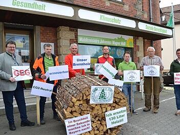 Kronach: Waldbesitzer laden Holz vor Gr&uuml;nen-B&uuml;ro ab - von Habecks Heizgesetz "entsetzt"