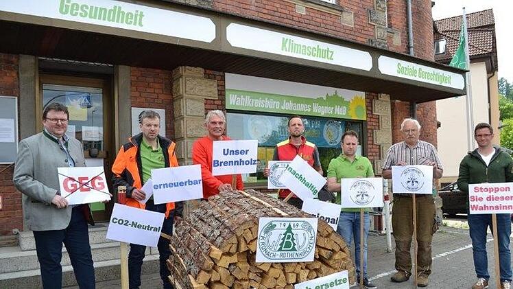 Kronach: Waldbesitzer laden Holz vor Grünen-Büro ab - von Habecks Heizgesetz "entsetzt"