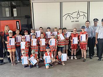 Alle 20 Kinder haben die Prüfung bestanden und erhielten eine Urkunde sowie das Abzeichen der „Kinderflamme“.