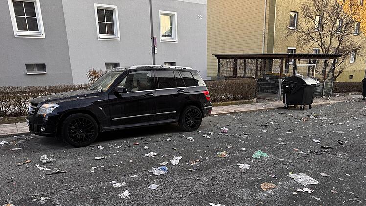 Zwei Arbeiter bei Explosion in Müllwagen in Hof verletzt