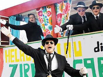Viele Jugendliche nutzen den Rosenmontagsumzug in Stangenroth um ordentlich zu feiern. Fotos: Benedikt Borst