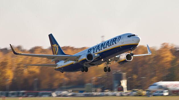 Ein Boeing 737-800 von Ryanair startet vom Flughafen N&uuml;rnberg. Foto: News5 / Grundmann