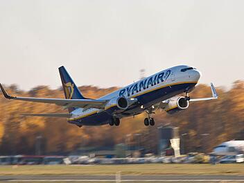 Ein Boeing 737-800 von Ryanair startet vom Flughafen Nürnberg. Foto: News5 / Grundmann