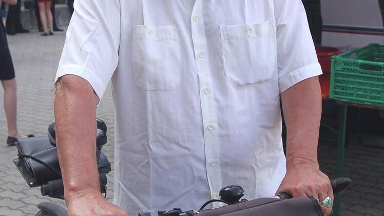 Die Verbundenheit zu seiner Schule zeigt nach wie vor der ehemalige Rektor, Hans-Dieter Pfeuffer, der als Radler bekannt ist und wie früher auch von Bamberg aus mit dem Rad zur Entlassfeier nach Eltmann kam.  Foto: gg