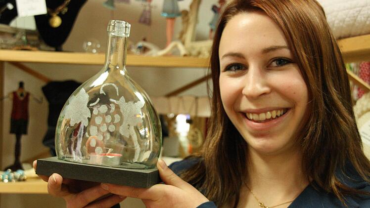 Licht aus dem Bocksbeutel: Magdalena Strele ("Mainschatz") zeigt ein gläsernes Mitbringsel aus der Weinstadt.