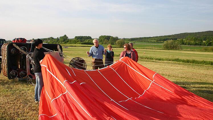 Erst wird mit zwei Gebläsen die Hülle gefüllt.