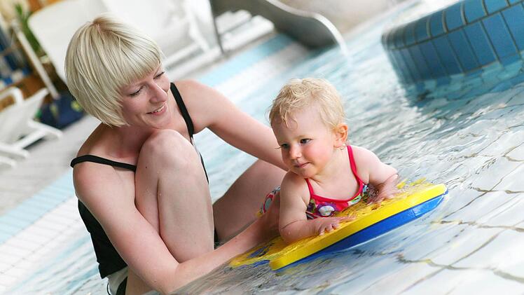 Für kleine Kinder gibt's das Kinderbecken. Die großen toben sich an der Kletterwand im Erlebnisbecken aus.