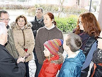 Jede Menge Möglichkeiten zum direkten Gespräch gibt es bei der Visitation von Bischof Friedhelm Hofmann im Dekanat, gestern nutzten das die Gläubigen direkt im Anschluss an den Gottesdienst. Fotos: Ralf Ruppert