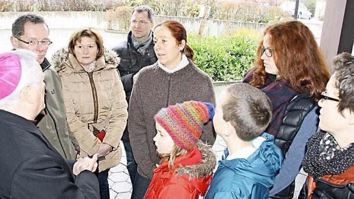 Jede Menge Möglichkeiten zum direkten Gespräch gibt es bei der Visitation von Bischof Friedhelm Hofmann im Dekanat, gestern nutzten das die Gläubigen direkt im Anschluss an den Gottesdienst. Fotos: Ralf Ruppert