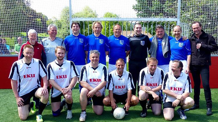 Hinten das Team des Landratsamtes, vorne die Trebgaster Mannschaft.