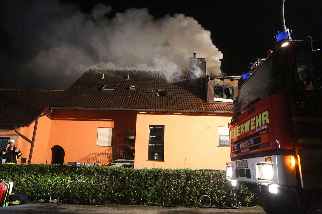 Flammen schlugen aus dem Dachstuhl von Wohnhaus - Feuerwehrmann stuerzt von Drehleiter, zwei weitere Verletzte