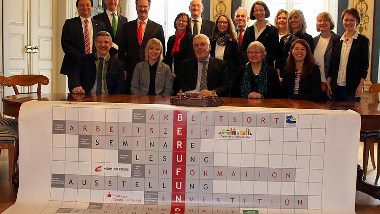Wo sonst Ehen geschlossen werden, gaben gestern acht Partner ihr Jawort zum audit-Netzwerk Coburg, um die Vereinbarkeit von Beruf und Pflege in der Region voranzubringen. Foto: Bettina Knauth