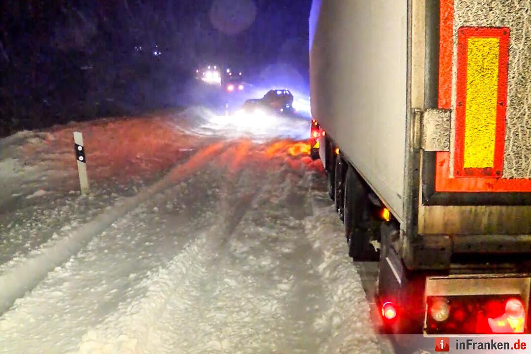 Winterchaos in Hochfranken - Laster und Autos stecken fest - Sturmböen sorgen für Schneeverwehungen - Schnee liegt auf den Straßen mehr als knöchelhoch