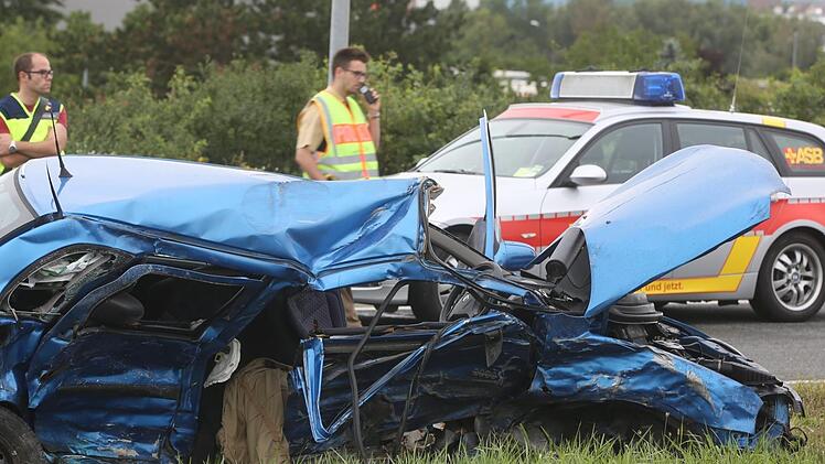 23-J&auml;hrige stirbt bei Unfall in Schweinfurt - 13 Gaffer angezeigt. Foto: NEWS5 / Herse