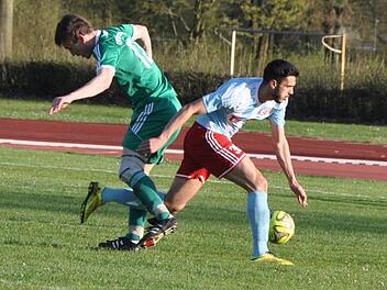 Im April letzten Jahres empfing der TKV den TSV Lonnerstadt noch in der Kreisliga: Orientierungslos sucht Jakob Lettenmeier (l.) nach dem Leder, während Ali Dülger ins Straucheln kommt. Inzwischen ist der TKV in der A-Klasse gelandet und trifft am Sonntag auf die DJK-SC Neuses. Leo Hühnlein
