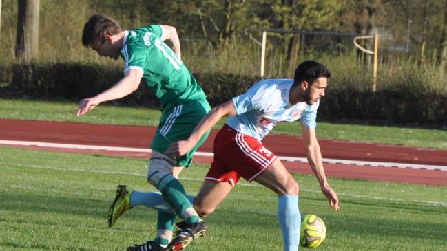 Im April letzten Jahres empfing der TKV den TSV Lonnerstadt noch in der Kreisliga: Orientierungslos sucht Jakob Lettenmeier (l.) nach dem Leder, während Ali Dülger ins Straucheln kommt. Inzwischen ist der TKV in der A-Klasse gelandet und trifft am Sonntag auf die DJK-SC Neuses. Leo Hühnlein