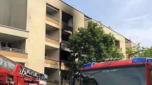 N&uuml;rnberg: Feuer in Wohnhaus - Feuerwehr rettet Bewohner