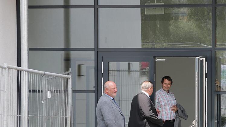 Roland Wolfrum (rechts) führt seine Bürgermeisterkollegen  Ralf Holzmann aus Rugendorf (links) und Volker Schmiechen aus Untersteinach schon mal die neue Errungenschaft am Schulzentrum vor. Foto: Klaus Klaschka
