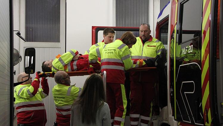 Hier übt die Gruppe eine Rettung aus einem Lastwagen mit Spinebord und Gurtspinne. Foto: Ulrike Müller