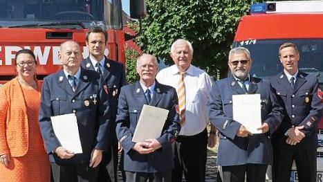 Gruppenbild mit den Geehrten (von links): B&uuml;rgermeisterin Regina Wohlpart, Theo Schr&uuml;fer, KBI Thomas Renner, Andreas H&uuml;bner, stellvertretender Landrat Johann Pfister, Rainer Dorn und Kommandant Thomas Geier Foto: p
