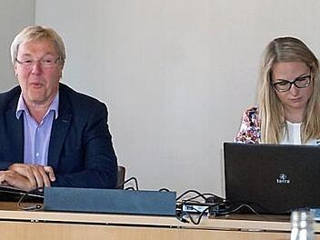 Der wiedergewählte Vorsitzende Klaus Schumann mit Hauptamtsleiterin Nicole Urbanski Foto: Richard Sänger