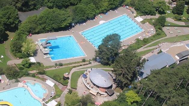 Das Freibad vor der Sanierung 2018. Jetzt sind Sprung- und Sportbecken an der Reihe.
