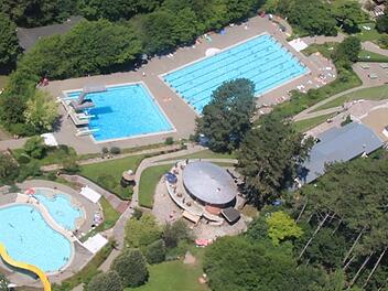 Das Freibad vor der Sanierung 2018. Jetzt sind Sprung- und Sportbecken an der Reihe.