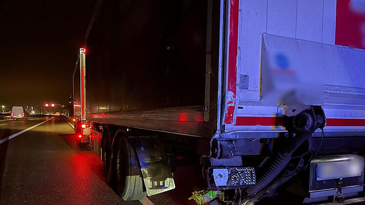 Unfall auf A73 bei Baiersdorf: Kleintransporter schleudert gegen Laster - Fahrer schwerverletzt