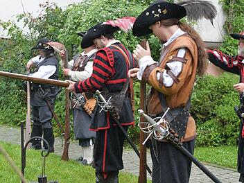 Beim Stadtspektakel in Kronach wurden auch historische Waffen gezeigt. Fotos: Ronald Rinklef