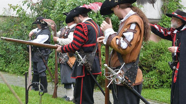 Beim Stadtspektakel in Kronach wurden auch historische Waffen gezeigt. Fotos: Ronald Rinklef