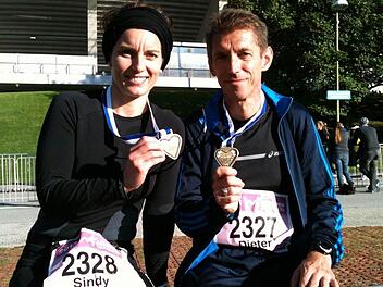 Sindy Meier und Dieter Oeckl können nach dem München-Marathon am Sonntag schon wieder lächeln.  Foto: Michael Kraus