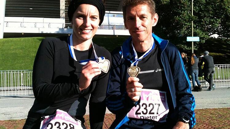 Sindy Meier und Dieter Oeckl können nach dem München-Marathon am Sonntag schon wieder lächeln.  Foto: Michael Kraus