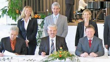 Am 30. März 2004 im Kursaal in Bad Bocklet: Die Arbeitsgemeinschaft Bäderland Bayerische Rhön wird gegründet. Unser Bild zeigt dabei (stehend von links) Andrea Schallenkammer, Bernhard Mosandl, Annette Kratz, Regierungspräsident Paul Beinhofer, Bezirksrätin Karin Renner, Werner Angermüller und Thomas Beck; (sitzend von links) Thomas Ullmann (Bürgermeister Bad Brückenau), Bruno Altrichter (Bürgermeister Bad Neustadt), Thomas Bold und Thomas Habermann (Landräte), Karl Heinz Laudenbach (OB Bad K...