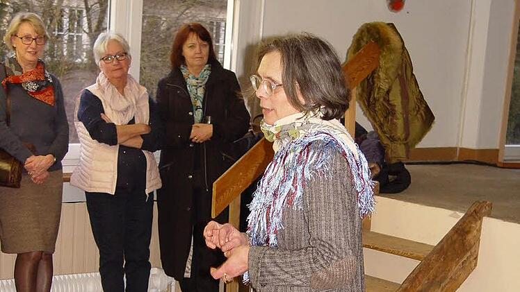 Mia Hochrein begrüßte mit dem schönen Fransentuch aus Mutters Schlafzimmergardine die Besucher auf der Treppe zur Bühne.