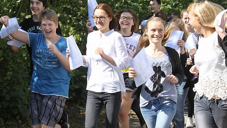 Die Schüler der Klasse 8b an der Wallburg-Realschule in Eltmann rennen in die Ferien. Das Schuljahr ist geschafft!  Foto: Friederike Stark