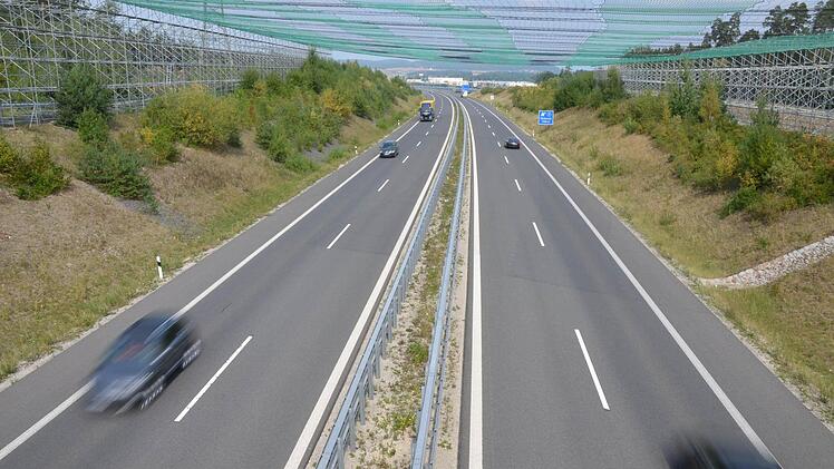 Zur Sicherheit rollt der Verkehr auf der A 73 bei Waldsachsen zurzeit unter einem Netz hindurch. Es soll verhindern, dass etwas auf die Fahrbahn fällt, wenn die Leiterseile auf die Strommasten der 380-kV-Leitung in diesem Abschnitt aufgezogen werden. Fotos: Rainer Lutz
