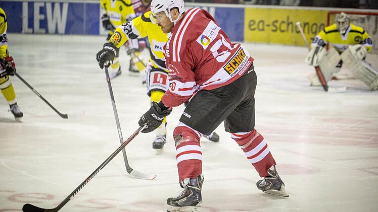 Zwischen Genie und Wahnsinn bewegte sich in Spiel zwei Kissingens Konstantin Firsanov. Der Ex-DEL-Spieler kassierte im zweiten Drittel drei Zweiminuten-Strafen und eine zehnminütige Disziplinarstrafe - und traf später per Empty-Net-Goal zum 4:2-Endstand. Foto: Tobias Fuhrmann