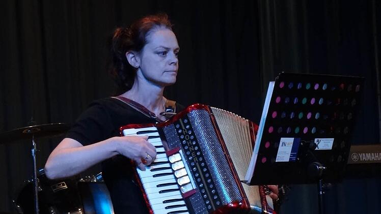 Sabine Pascher mit Akkordeon und "May Way" von Frank Sinatra.