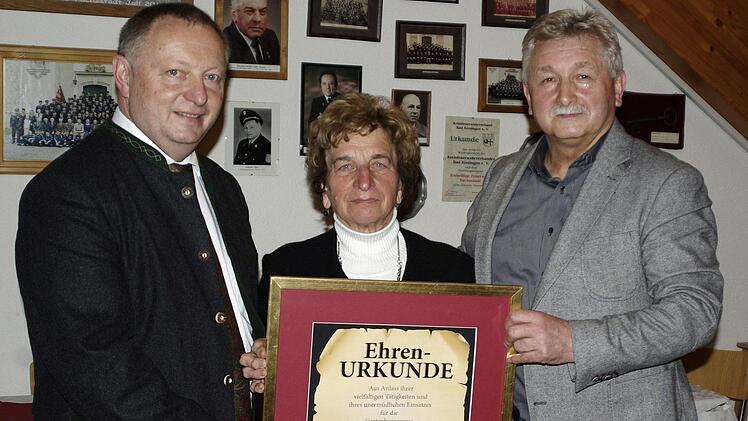 Irmgard Heinrich (Mitte) legte nach 20 Jahren den Vorsitz im Kreisverband nieder und wurde Ehrenvorsitzende. Dazu gratulierten Landrat Thomas Bold (links) und Bürgermeister Peter Hart. Foto: Winfried Ehling