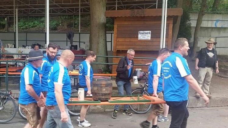 Das Fass wird zum Eingraben getragen