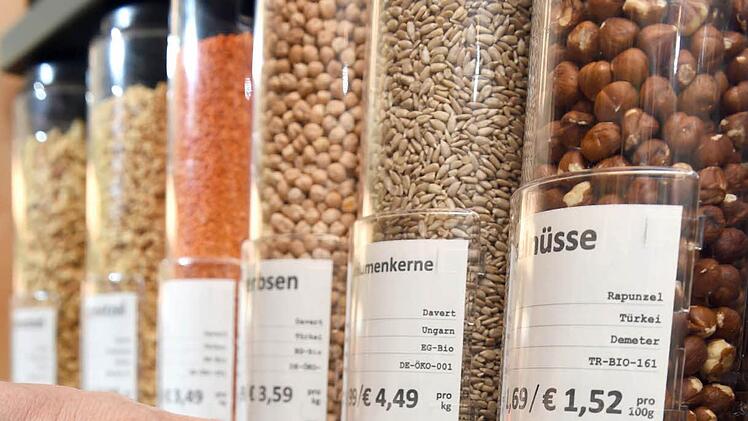 Aus solchen Behältern werden in "Unverpackt"-Läden die Waren in mitgebrachte Tüten oder Dosen gefüllt.  Foto: Brakemeier, dpa