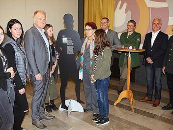 Bürgermeister Helmut Blank und Schülerinnen des BBZ haben sich um einen der "Schatten-Toten" gruppiert. Dieter Britz