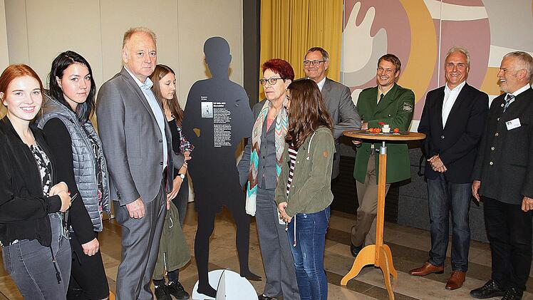 Bürgermeister Helmut Blank und Schülerinnen des BBZ haben sich um einen der "Schatten-Toten" gruppiert. Dieter Britz