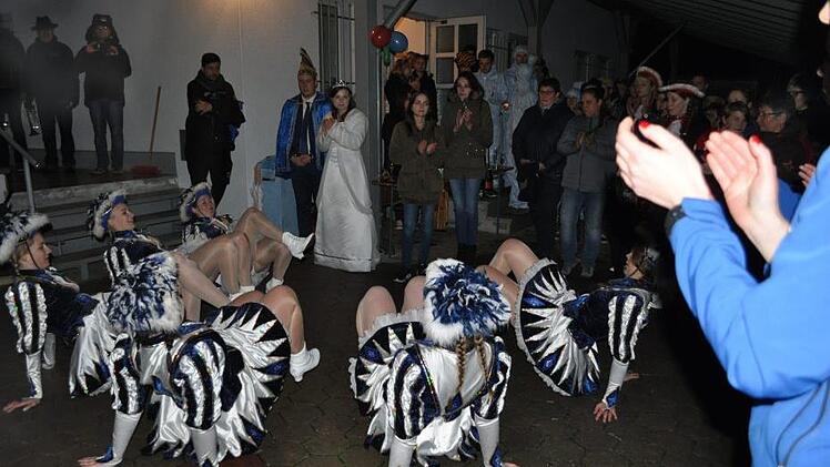 Ungemütlich war es schon für die Mädels der Prinzengarde, wenn sie vor dem TSV-Sportheim bei ihrem Gardetanz "runter aufs Pflaster" mussten. Trotzdem gabs viel Applaus. Fotos: Simon Albrecht