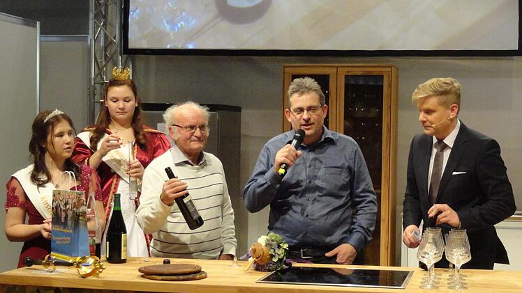 Der Landkreis Haßberge hat viel zu bieten: Neben Bier und Wein punktet die Region mit seiner wunderschönen Landschaft und den vielen Sehenswürdigkeiten. Die beiden Winzer Rudi Russ und Stefan Goger kamen beim Bühnenauftritt im Gespräch mit dem Moderator so richtig ins Schwärmen.Sebastian Gocker