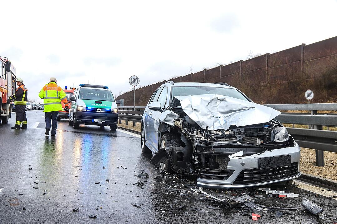 Bilder: Auto gegen Lkw geschleudert - Unfallserie auf der A70